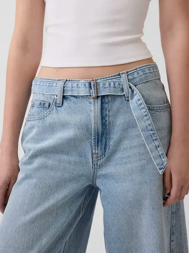 Baggy-Jeans mit mittlerer Leibhöhe und Gürtel