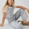 Baggy-Latzhose für Kinder aus Denim mit Streifenmuster