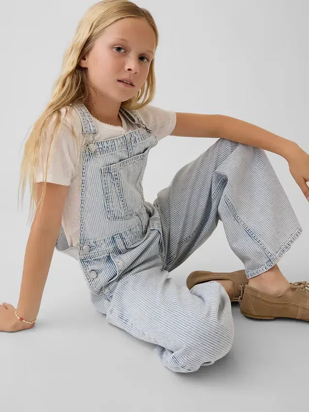 Baggy-Latzhose für Kinder aus Denim mit Streifenmuster