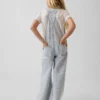 Baggy-Latzhose für Kinder aus Denim mit Streifenmuster