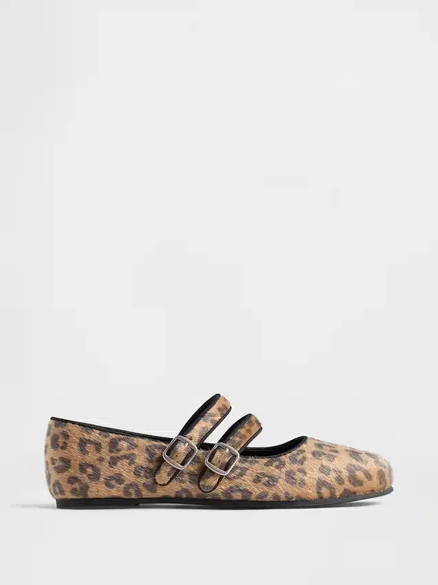Ballerinas mit zwei Riemen im Leopardenmuster