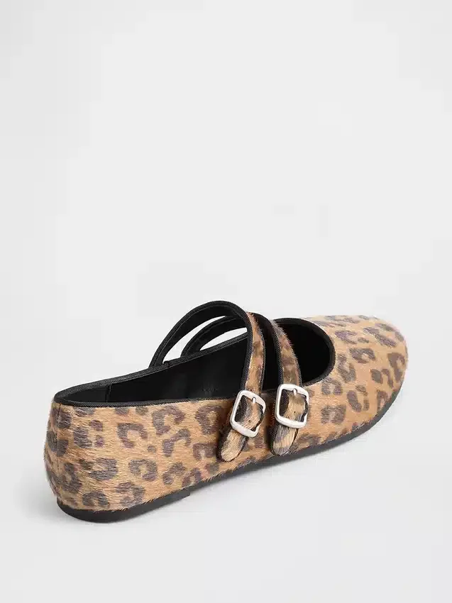 Ballerinas mit zwei Riemen im Leopardenmuster