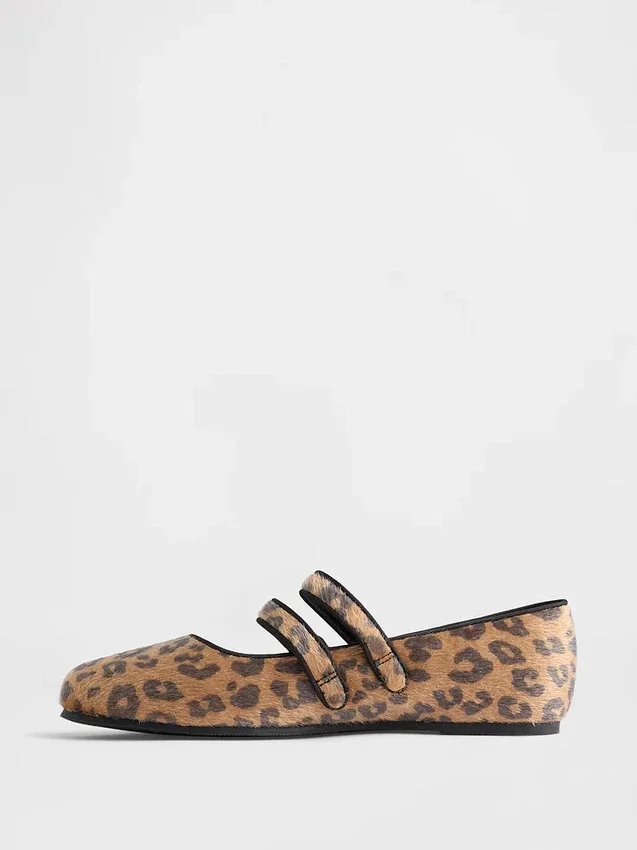 Ballerinas mit zwei Riemen im Leopardenmuster