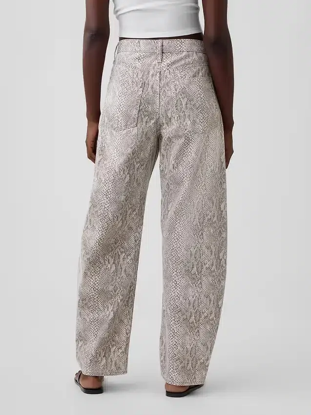 Barrel-Jeans mit Schlangenprint und hoher Leibhöhe