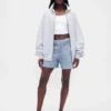 Bedruckte Denim-Shorts aus Strick mit mittlerer Leibhöhe