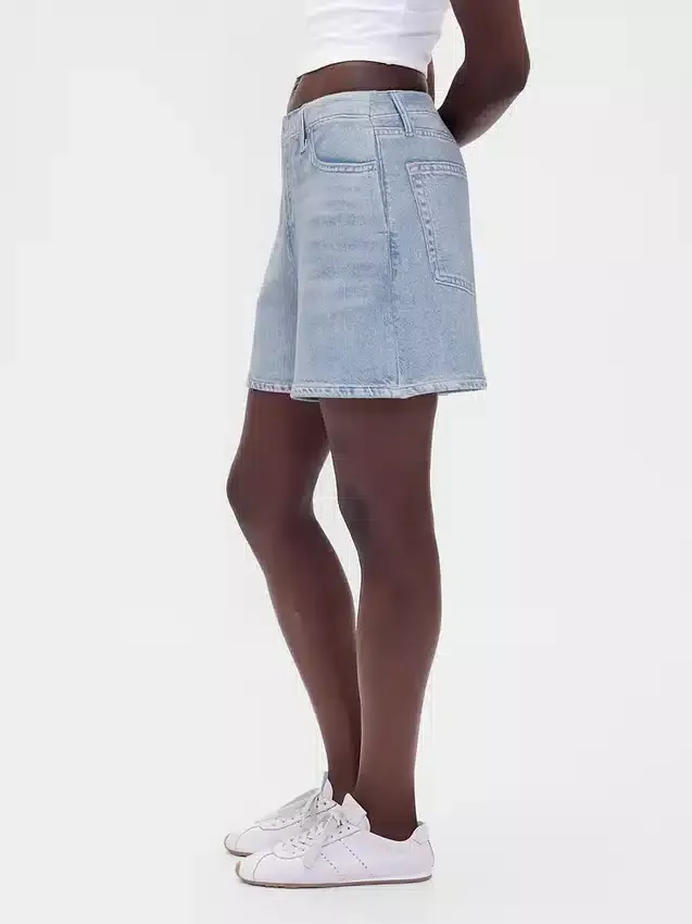 Bedruckte Denim-Shorts aus Strick mit mittlerer Leibhöhe