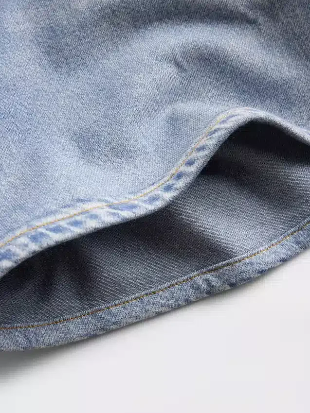 Bedruckte Denim-Shorts aus Strick mit mittlerer Leibhöhe