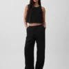 Bequeme Hose aus Baumwollgaze mit geschlitzten Säumen