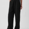 Bequeme Hose aus Baumwollgaze mit geschlitzten Säumen