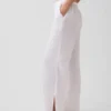 Bequeme Hose aus Baumwollgaze mit geschlitzten Säumen