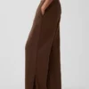 Bequeme Hose aus Baumwollgaze mit geschlitzten Säumen