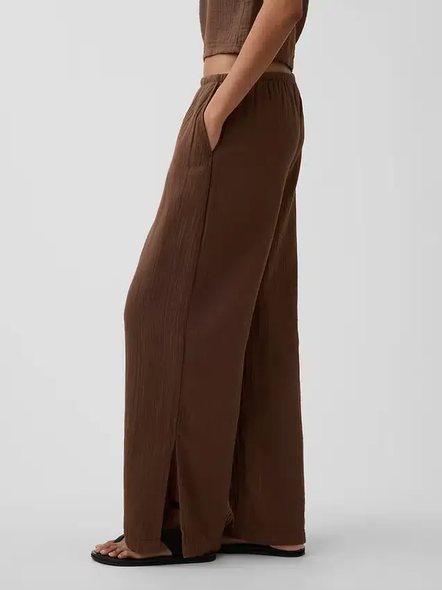 Bequeme Hose aus Baumwollgaze mit geschlitzten Säumen