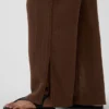 Bequeme Hose aus Baumwollgaze mit geschlitzten Säumen