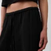 Bequeme Hose aus Baumwollgaze mit geschlitzten Säumen