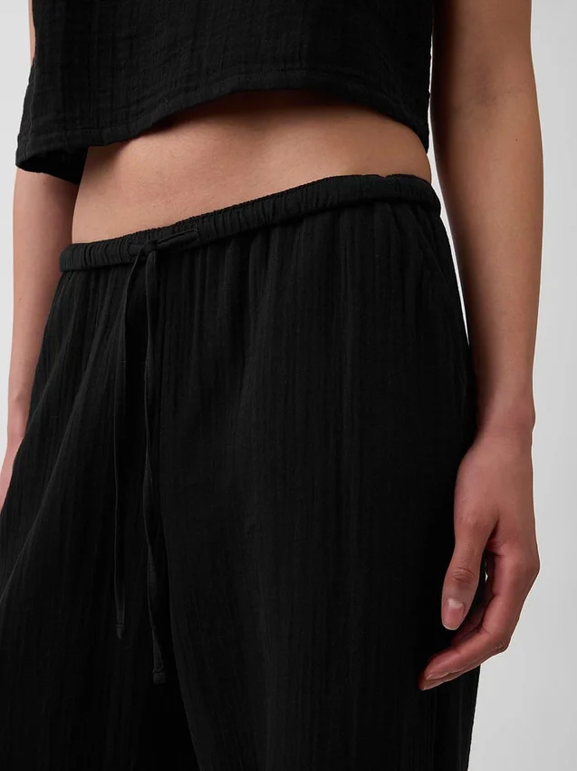 Bequeme Hose aus Baumwollgaze mit geschlitzten Säumen