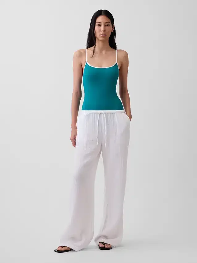 Bequeme Hose aus Baumwollgaze mit geschlitzten Säumen