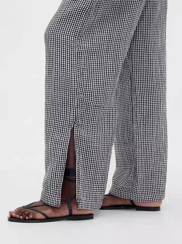 Bequeme Hose aus Baumwollgaze mit geschlitzten Säumen