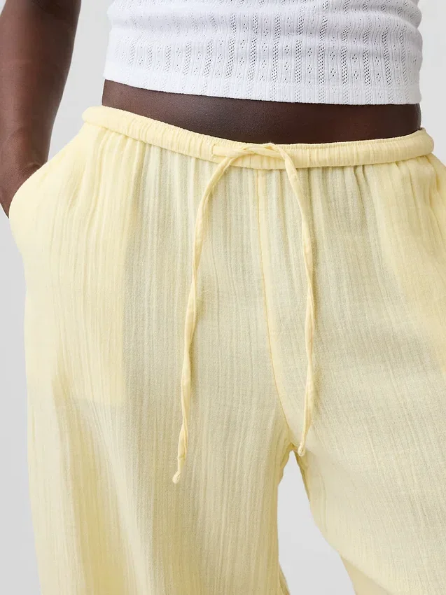 Bequeme Hose aus Baumwollgaze mit geschlitzten Säumen
