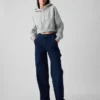 Carpenter-Jeans im 90er-Jahre-Stil mit mittlerer Leibhöhe