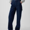 Carpenter-Jeans im 90er-Jahre-Stil mit mittlerer Leibhöhe