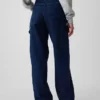Carpenter-Jeans im 90er-Jahre-Stil mit mittlerer Leibhöhe
