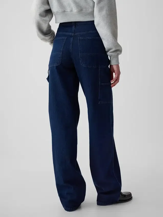 Carpenter-Jeans im 90er-Jahre-Stil mit mittlerer Leibhöhe