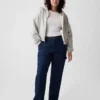 Carpenter-Jeans im 90er-Jahre-Stil mit mittlerer Leibhöhe