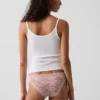 Cheeky-Bikini aus Spitze