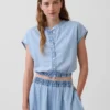 Crop-Top aus Denim mit Flügelärmeln und Knopfleiste vorne