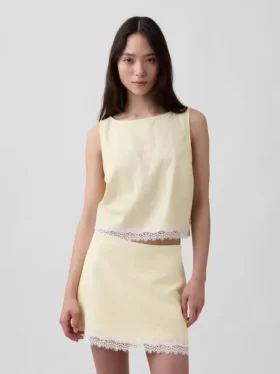Crop-Top aus Leinenmischung mit Spitzenbesatz am Saum