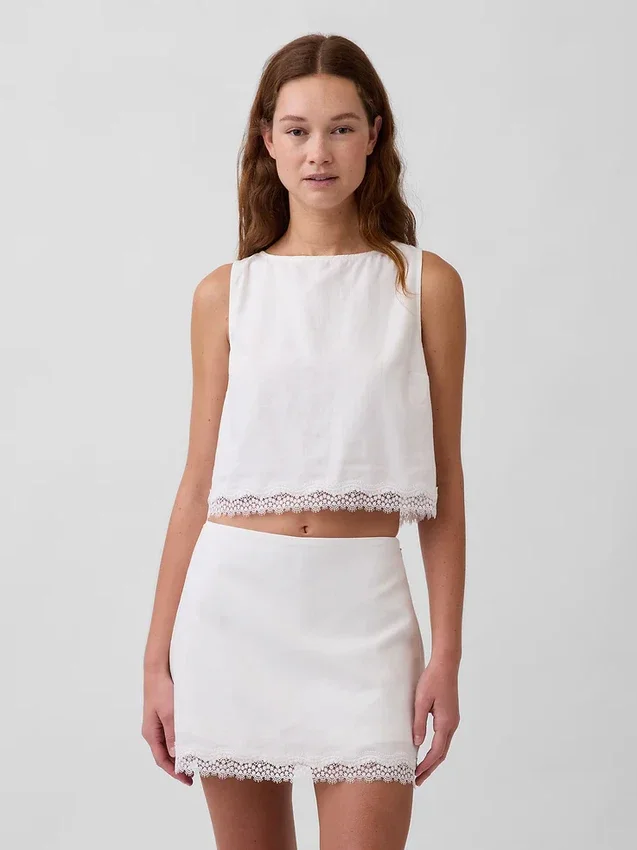 Crop-Top aus Leinenmischung mit Spitzenbesatz am Saum