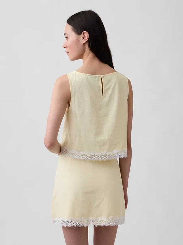 Crop-Top aus Leinenmischung mit Spitzenbesatz am Saum