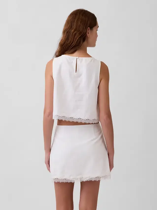 Crop-Top aus Leinenmischung mit Spitzenbesatz am Saum