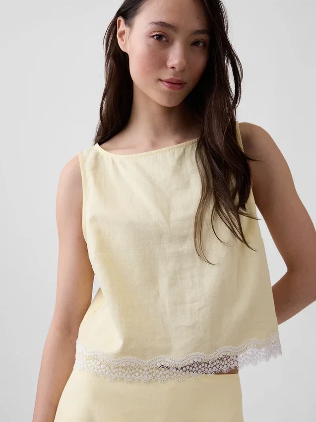 Crop-Top aus Leinenmischung mit Spitzenbesatz am Saum