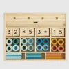 Das Lernspielzeug-Set „Math Path“