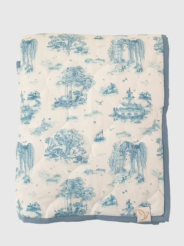 Die gesteppte Spielmatte „Gilded Bird Spring Toile“