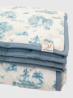 Die gesteppte Spielmatte „Gilded Bird Spring Toile“