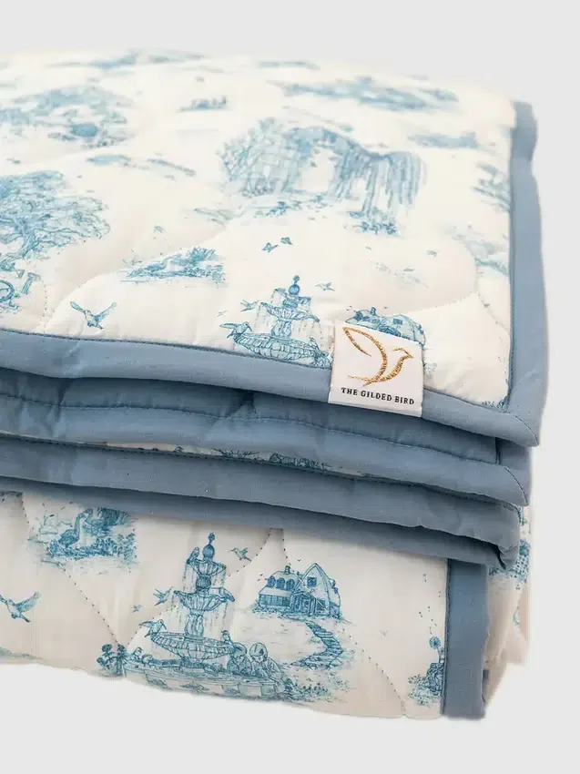 Die gesteppte Spielmatte „Gilded Bird Spring Toile“