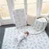 Die gesteppte Spielmatte „Gilded Bird Spring Toile“