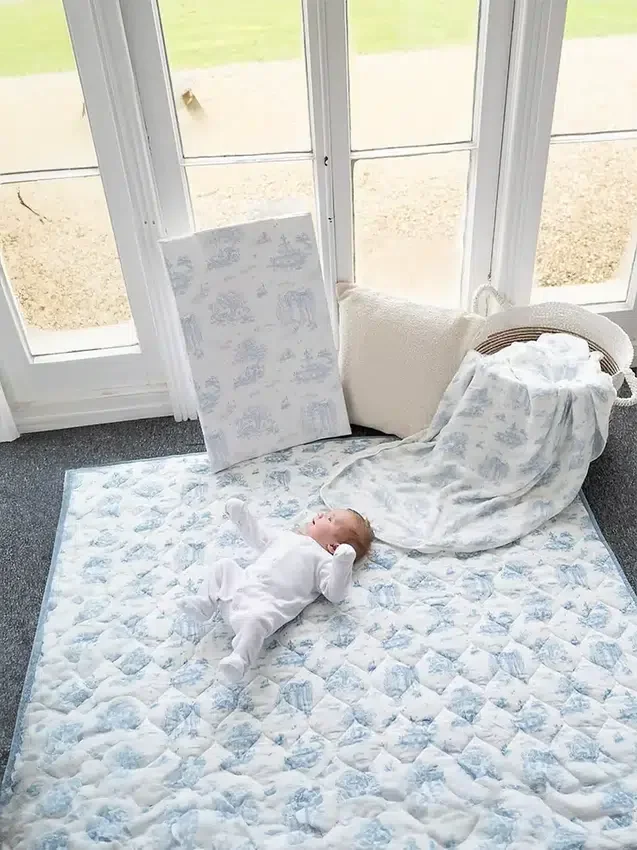 Die gesteppte Spielmatte „Gilded Bird Spring Toile“