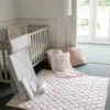 Die gesteppte Spielmatte „Gilded Bird Spring Toile“