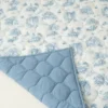 Die gesteppte Spielmatte „Gilded Bird Spring Toile“
