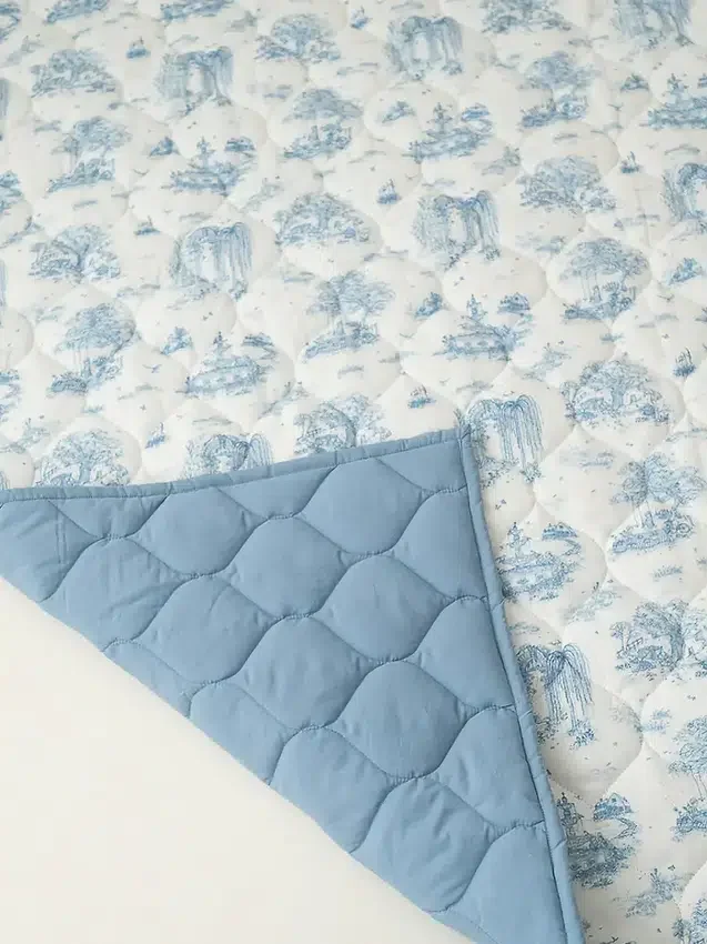 Die gesteppte Spielmatte „Gilded Bird Spring Toile“