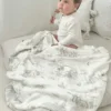 Die „Gilded Bird Safari Toile“-Babydecke aus Bambus