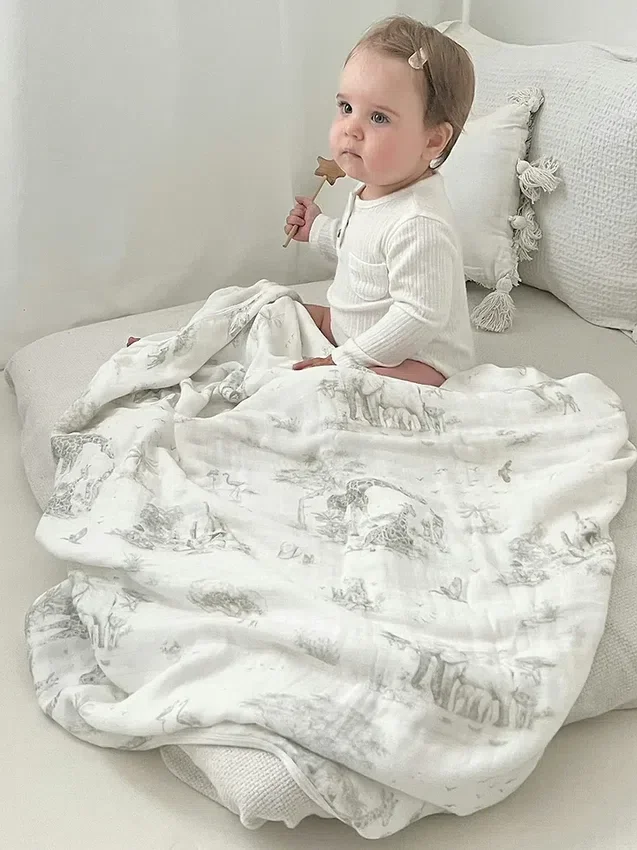 Die „Gilded Bird Safari Toile“-Babydecke aus Bambus