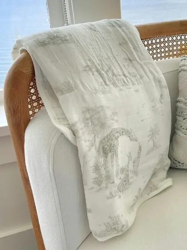 Die „Gilded Bird Safari Toile“-Babydecke aus Bambus