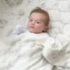 Die „Gilded Bird Safari Toile“-Babydecke aus Bambus