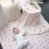 Die „Spring Toile“-Bambus-Babydecke von The Gilded Bird