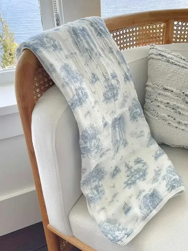 Die „Spring Toile“-Bambus-Babydecke von The Gilded Bird