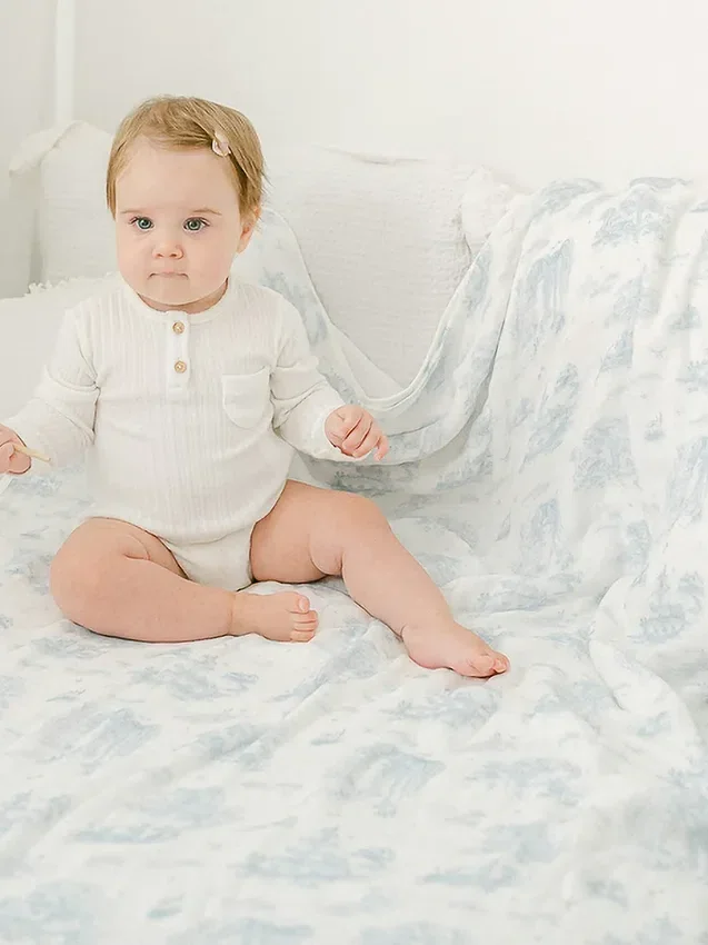Die „Spring Toile“-Bambus-Babydecke von The Gilded Bird